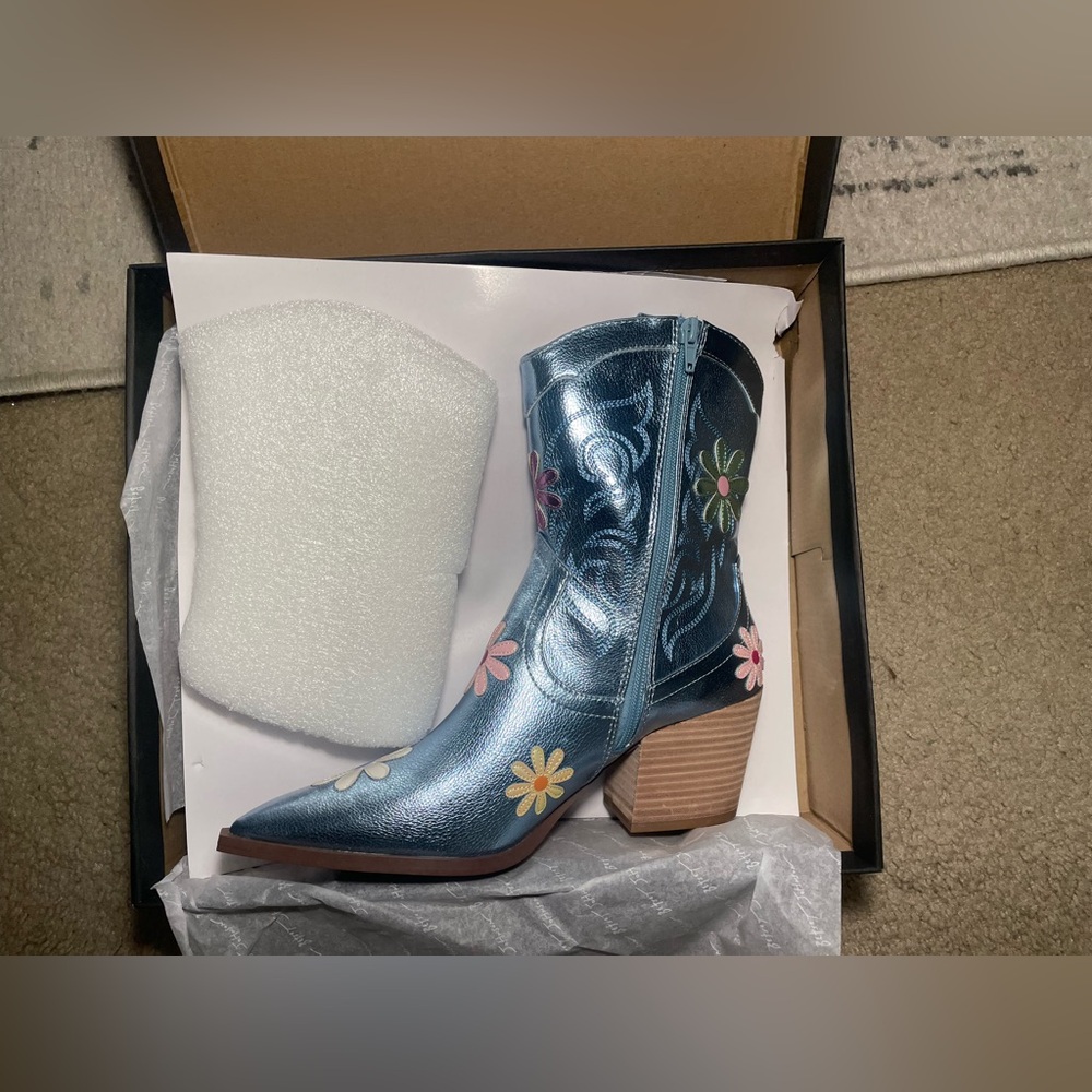 Betsey Johnson 🌸🌼 Teddy Daisy western Floral Embellished Cowboy boots NIB NWT - Picture 8 of 10
